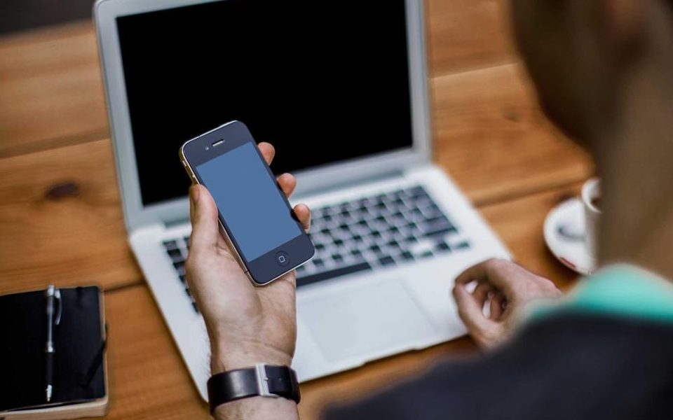 En person som holder en smarttelefon